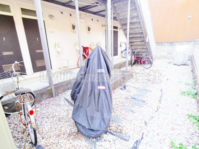 東村山市萩山町４丁目のアパートのエントランス