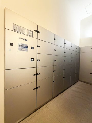 【設備】 | イニシア千住曙町 | 【宅配ボックス】在宅時・不在時に関わらず、居住者の代わりに非対面で宅配物を受け取ってくれる便利な設備です。わかりやすくご説明致しますので見学時にはお部屋だけではなく共用部分もぜひチェックしてください。