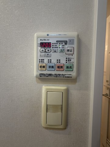 イニシア千住曙町の冷暖房・空調設備|【浴室乾燥機】暖房・冷風・換気・乾燥が可能です。毎日を快適に過ごせるうれしい機能が揃っています。雨の日の洗濯物も安心です。