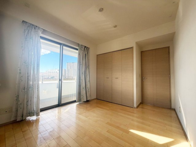 イニシア千住曙町の寝室|【寝室】心と体をゆったりと安らげる主寝室。寝室のゆとりが大きい分だけ、暮らしの安らぎは深まります。一日の疲れを癒すだけでなく、ご夫婦の親密な語らいを紡ぎ出します