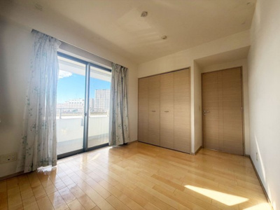 【寝室】 | イニシア千住曙町 | 【寝室】心と体をゆったりと安らげる主寝室。寝室のゆとりが大きい分だけ、暮らしの安らぎは深まります。一日の疲れを癒すだけでなく、ご夫婦の親密な語らいを紡ぎ出します