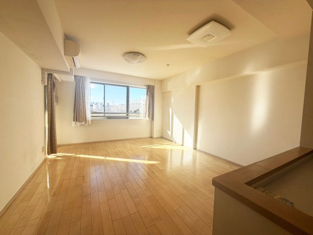 イニシア千住曙町のキッチン|視界に広がりを生むオープンなキッチン。料理や片付けをしながら、家族との会話を楽しんだり、リビングで遊ぶ子どもを見守れます。ご見学時には家具の配置などもイメージしながらぜひご覧になって見て下さい。