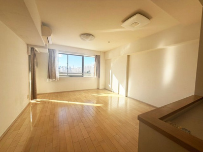 【キッチン】 | イニシア千住曙町 | 視界に広がりを生むオープンなキッチン。料理や片付けをしながら、家族との会話を楽しんだり、リビングで遊ぶ子どもを見守れます。ご見学時には家具の配置などもイメージしながらぜひご覧になって見て下さい。