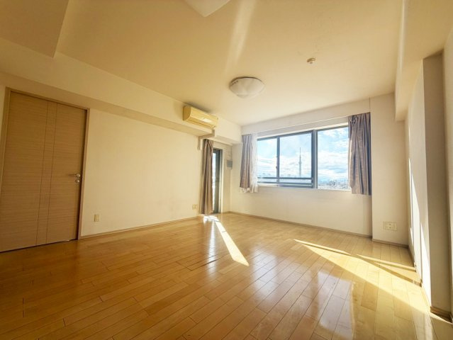 イニシア千住曙町の居間・リビング|【リビングダイニング】一日の中で多くの時間を過すことになるリビングダイニングだからこそ、いつも穏やかな空間であることが必然。爽やかな通風と採光を存分に感じる事が出来る空間です。