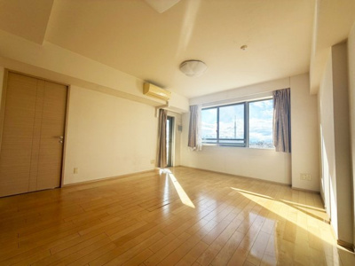 【居間・リビング】 | イニシア千住曙町 | 【リビングダイニング】一日の中で多くの時間を過すことになるリビングダイニングだからこそ、いつも穏やかな空間であることが必然。爽やかな通風と採光を存分に感じる事が出来る空間です。