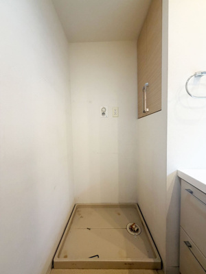 【ランドリースペース】 | イニシア千住曙町 | 【ランドリースペース】担当者がスケールを持ち歩いておりますので、ご見学時には現在お使いの洗濯機などがきちんと収まるかなどもチェックして下さい。見学前に測っておくと非常に便利だと思います。