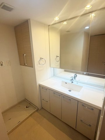 イニシア千住曙町の脱衣所|【洗面所】明るい洗面所は朝をすっきりさせてくれる空間です。バタバタしている忙しい朝でも収納が多い洗面台では短い時間で効率良く支度ができます。