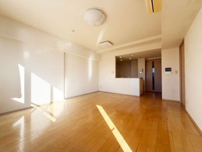 【居間・リビング】 | イニシア千住曙町 | 【居間・リビング】「ＬＤＫは家族団らんをデザイン」広いＬＤＫでは家族が集まり一緒の時間を過ごせる工夫がされております。何気ない一日の当たり前のひとコマがいつか一生の宝物になります