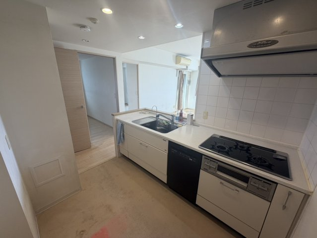 イニシア千住曙町のキッチン|ワイドで収納豊富なシステムキッチン