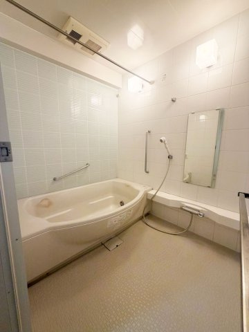 イニシア千住曙町の浴室|【バスルーム】暖房換気乾燥機付きシステムバスルーム。暖房・冷風・換気・乾燥など、毎日を快適に過ごせるうれしい機能が揃っています。雨の日の洗濯物も安心です。