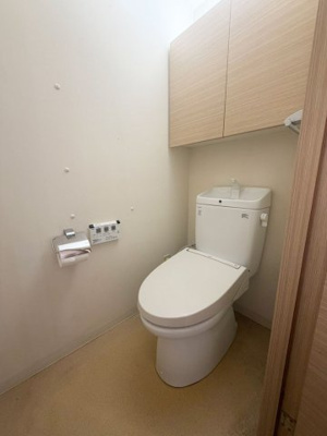 【トイレ】 | イニシア千住曙町 | 【トイレ】 収納スペースをしっかりと確保した温水洗浄便座機能付きトイレ。温水洗浄便座は清潔にお使いいただくための大切なアイテムです。