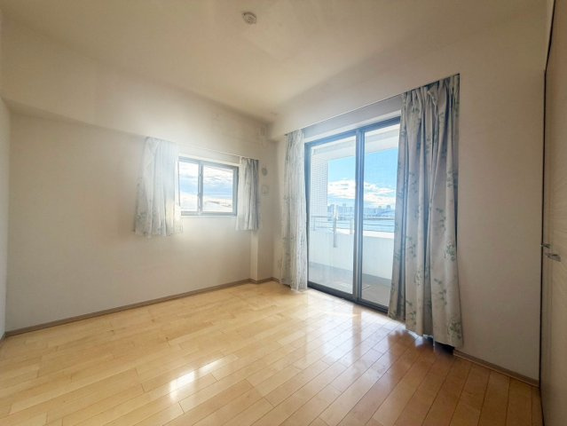 イニシア千住曙町の洋室|【洋室】快適に過ごす条件は、一人ひとり違います。だからこそ飾り過ぎないシンプルな内装と偏り過ぎないデザインで統一しております。居住していく中でオーナー様だけの【マイホーム】に創り上げて下さい