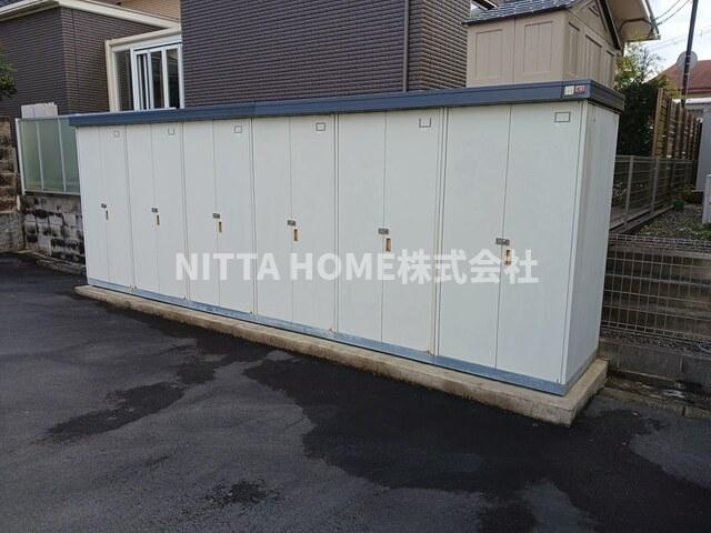 ブライトンコートのその他共用部分|冬用タイヤの保管に便利な外部物置付き◇