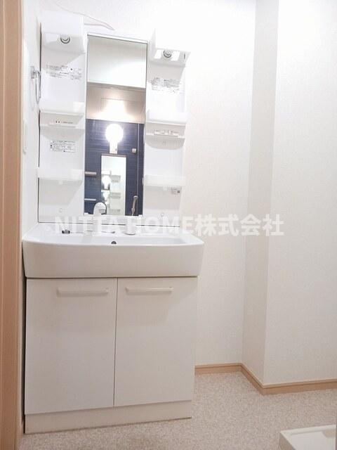 ブライトンコートの洗面所|シャワー付きの洗面化粧台もあります♪