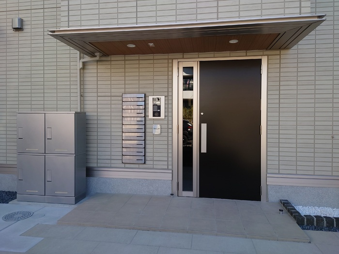 ラフィネのエントランス|宅配ボックス