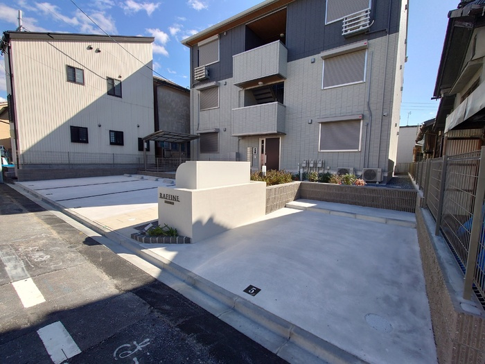 ラフィネの駐車場