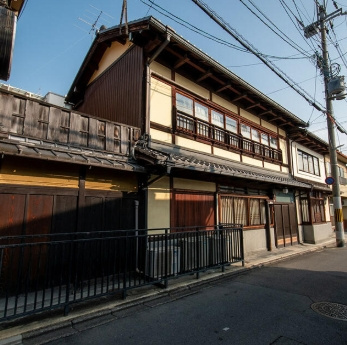 西陣エリア　元織物工場の大型町家の外観