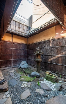 西陣エリア　元織物工場の大型町家の内装