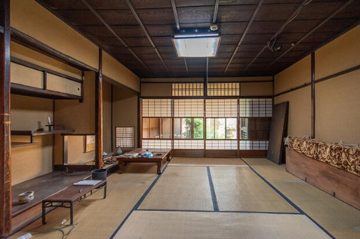西陣エリア　元織物工場の大型町家の内装