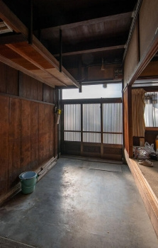 西陣エリア　元織物工場の大型町家の内装