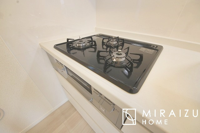 【その他】 | 3口コンロ付きなので、お料理がすごくはかどります。煮込み料理をしながら、焼き物や汁物などをパパパッとお料理可能です。コンロの数が多いことで時短料理も可能になるのが嬉しいですね。