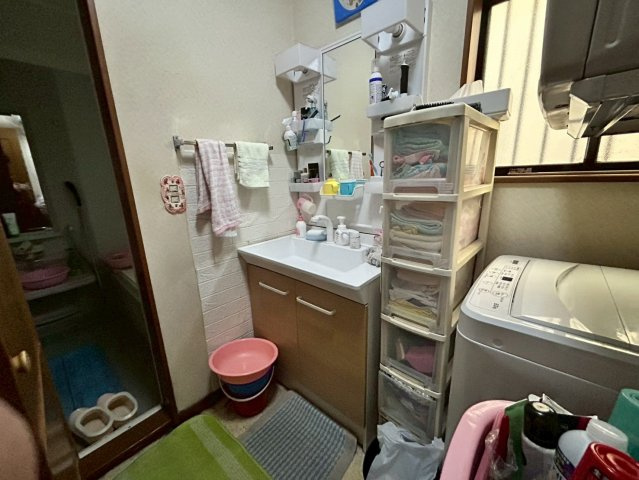 春日部市増富　中古戸建の独立洗面台