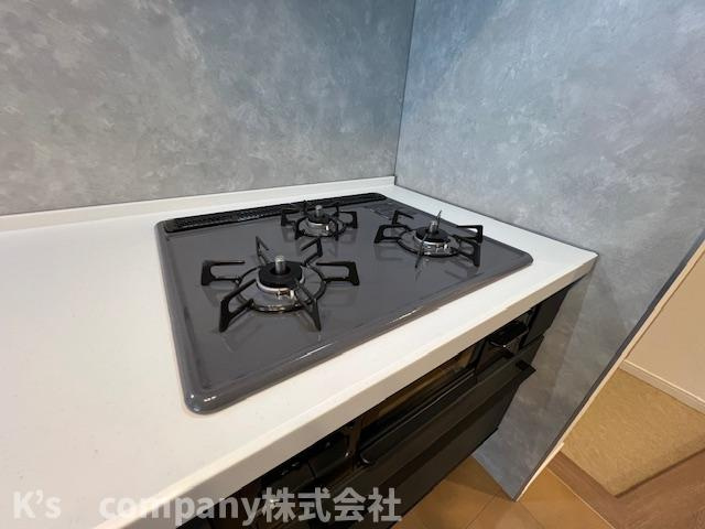 茅ヶ崎市赤松町　ハイマート辻堂3階のキッチン|同時進行ができる3口コンロ♪