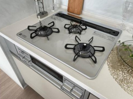 東急ドエル・アルス横濱元町のキッチン|ガラストップの三つ口コンロが日ごろのお手入れとお料理もしやすい仕様になっております。