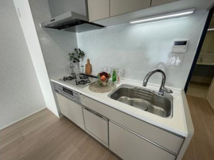 東急ドエル・アルス横濱元町のキッチン|白を基調とした一体感のあるシステムキッチンが魅力的なキッチンスペースとなっております。