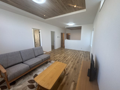 【居間・リビング】 | 宜野湾市大山（全2棟） | 2号棟　LDK18帖♪キッチンはオシャレな折下げ天井♪