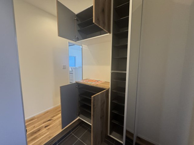 【玄関】 | 宜野湾市大山（全2棟） | 2号棟　十分な収納付き玄関♪SIC付き♪