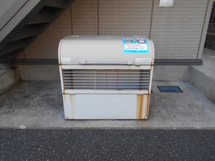 モナリエ水神前