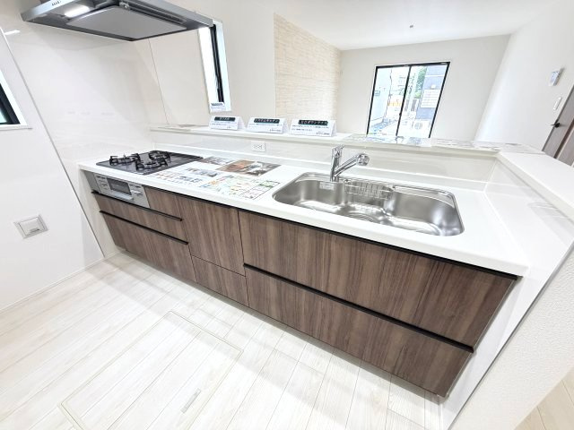 グラファーレ榛東村新井　１号棟（平屋）のキッチン|人気のカウンターキッチン採用です☆
コンロも３口ご用意しています！調理スペースも広くストレスなくお料理できます。
浄水器つきなので美味しいお水も飲めますよ♪