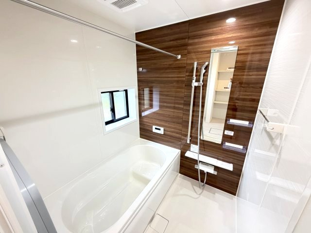 グラファーレ榛東村新井　１号棟（平屋）の浴室|１坪タイプのフルオートバスです！
足を延ばして入れる広さなので一日の疲れも癒されますよ♪
室内物干しや浴室乾燥機もあるのでお天気の悪い日にはランドリースペースとしてもご利用できます！