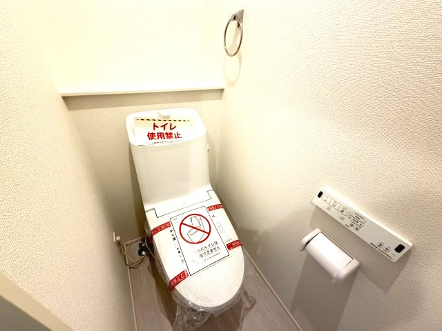 グラファーレ榛東村新井　１号棟（平屋）のトイレ|トイレです。清潔感のある白を基調としています。
温水洗浄・便座暖房機能の付いた快適なトイレです☆