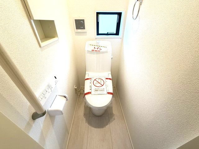 グラファーレ榛東村新井　１号棟（平屋）の独立洗面台|シャワー水栓付き洗面台で朝の身支度もバッチリです！
洗面台には収納スペースもあり洗面室もすっきり片付きますよ！