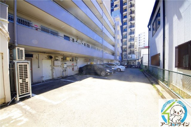 ゼフィール西明石の駐車場