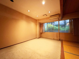 【寝室】 | 早稲田ヒルサイドハイツ | 地下１階の洋室。畳スペースもあり、ゆったりとした居住スペース