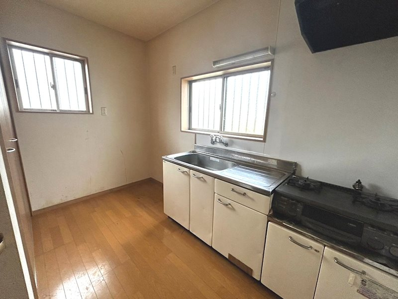 中古戸建　豊橋市大村町大ノ前87番地2のキッチン|陽の当たるキッチンです♪