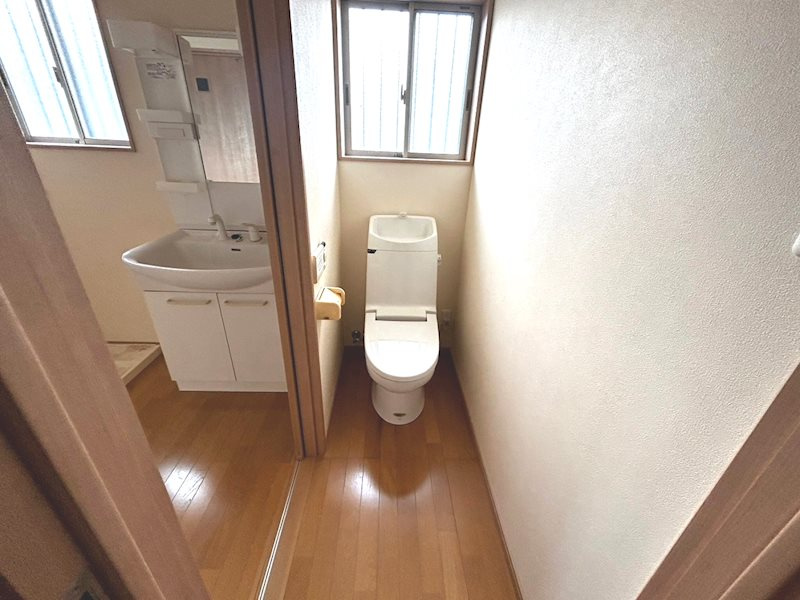 中古戸建　豊橋市大村町大ノ前87番地2のトイレ|温水洗浄便座付！