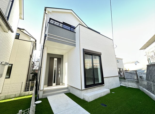 【外観】 | 新座市大和田5丁目　新築一戸建住宅　全3棟　(志木本店) | 現地（2026年1月）撮影／新座駅徒歩15分。カースペース2台分を確保した、ゆとりある住まいです。