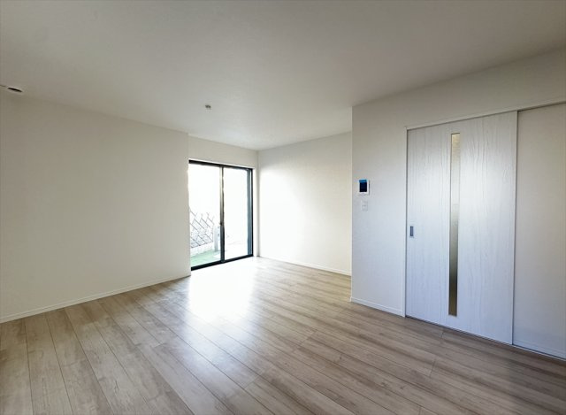 【前面道路含む現地写真】 | 新座市大和田5丁目　新築一戸建住宅　全3棟　(志木本店) | 現地（2026年1月）撮影／前面道路6.5ｍの公道に面した、開放感のある立地です。