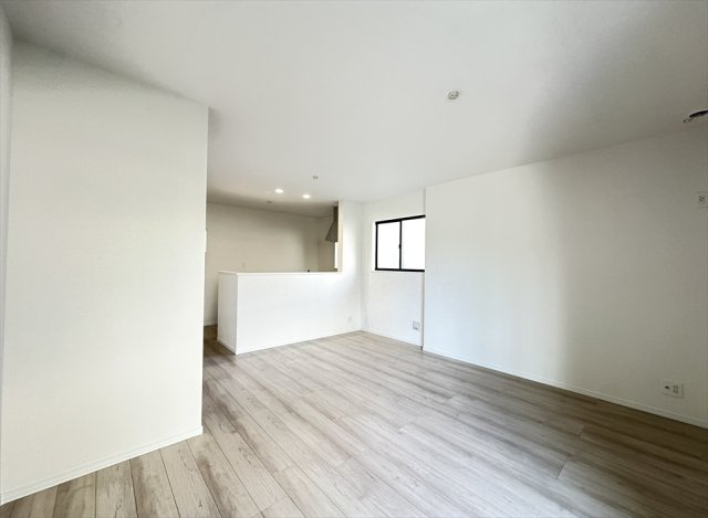 【前面道路含む現地写真】 | 新座市大和田5丁目　新築一戸建住宅　全3棟　(志木本店) | 現地（2026年1月）撮影／新座市立新開小学校まで徒歩6分。子育て世帯に嬉しい住環境。