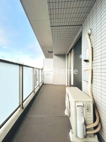 パレステージ上野のバルコニー|【バルコニー】幅もあって、奥行きもあるゆとりのバルコニー。洗濯物を干したり乾かしたりだけでなく、ただ出てみるだけでも気持ちいいですよ。