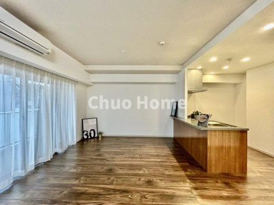 【キッチン】 | パレステージ上野 | 視界に広がりを生むオープンなキッチン。料理や片付けをしながら、家族との会話を楽しんだり、リビングで遊ぶ子どもを見守れます。ご見学時には家具の配置などもイメージしながらぜひご覧になって見て下さい。