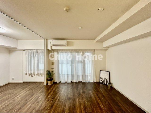 パレステージ上野の居間・リビング|【リビングダイニング】一日の中で多くの時間を過すことになるリビングダイニングだからこそ、いつも穏やかな空間であることが必然。爽やかな通風と採光を存分に感じる事が出来る空間です。