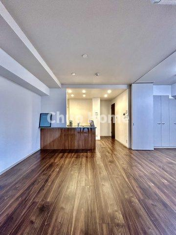 パレステージ上野のダイニング|【ダイニング】忙しい朝でも、しっかり家族が揃って食事をして頂けるゆとりある大きさのダイニングスペース。奥様が作る手料理をカウンター越しに受けとって頂き、テーブルで囲む素敵な時間を存分に愉しんで下さい。