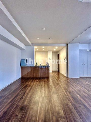 【ダイニング】 | パレステージ上野 | 【ダイニング】忙しい朝でも、しっかり家族が揃って食事をして頂けるゆとりある大きさのダイニングスペース。奥様が作る手料理をカウンター越しに受けとって頂き、テーブルで囲む素敵な時間を存分に愉しんで下さい。