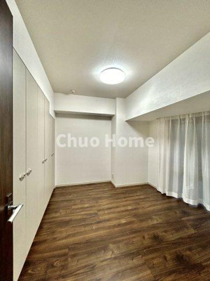 【寝室】 | パレステージ上野 | 【寝室】心と体をゆったりと安らげる主寝室。寝室のゆとりが大きい分だけ、暮らしの安らぎは深まります。一日の疲れを癒すだけでなく、ご夫婦の親密な語らいを紡ぎ出します