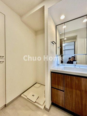 【ランドリースペース】 | パレステージ上野 | 【ランドリースペース】担当者がスケールを持ち歩いておりますので、ご見学時には現在お使いの洗濯機などがきちんと収まるかなどもチェックして下さい。見学前に測っておくと非常に便利だと思います。